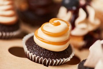 Mini Cupcake mit Karamell und Creme als Topping