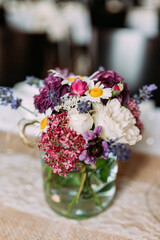 Glas mit Wildblumen zur Hochzeit