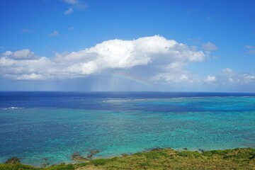 Fototapeta na wymiar 石垣島の海に浮かぶ虹