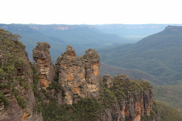 Fototapeta na wymiar Three Sisters Hanging Rock at Blue Mountains (Australia)