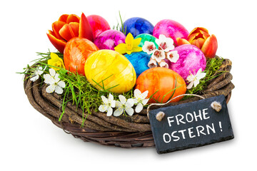 Schild und Frohe Ostern mit bunten Ostereiern und Blumen auf weissem Hintergrund