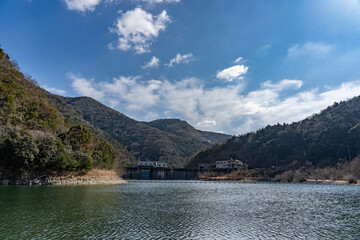 ダム湖と青い空