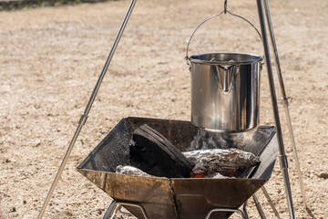 焚火三脚と焚火台の上で温めるケトル