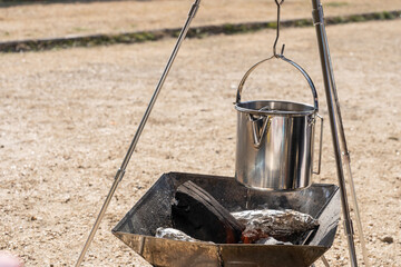 焚火三脚と焚火台の上で温めるケトル