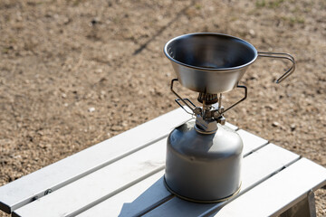キャンプ用ガスとシェラカップ
