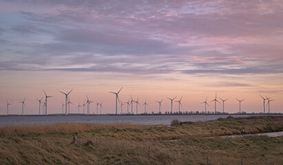 Farma turbin wiatrowych na tle wieczornego kolorowego nieba, czysta energia. - obrazy, fototapety, plakaty