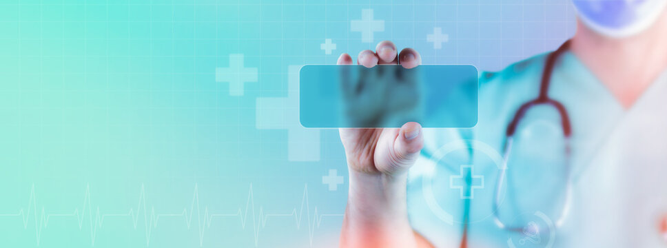 Arzt h&auml;lt virtuelle Karte in der Hand. Medizin digital