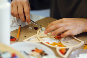 Obraz na płótnie Canvas The process of creating a fox from a mosaic. 