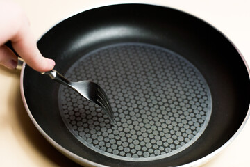 The fork scratches the pan, non-stick coating, how to choose a good pan