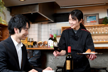 レストラン（飲食店）で働くアジア人の女性の店員
