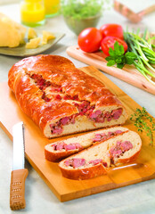 Pão assado com linguiça  Suina