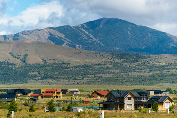 Fototapeta na wymiar casas y hogares construidos entre montañas al aire libre
