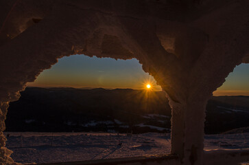 Zachód słońca w Bieszczadach w zimie 