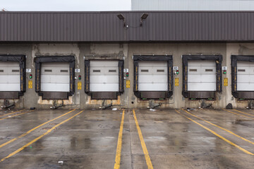 Empty loading dock with debris - obrazy, fototapety, plakaty