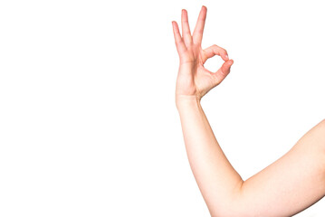 Un brazo de una mujer haciendo el gesto con la mano del número cero. Mano femenina haciendo el símbolo de ok sobre fondo blanco.