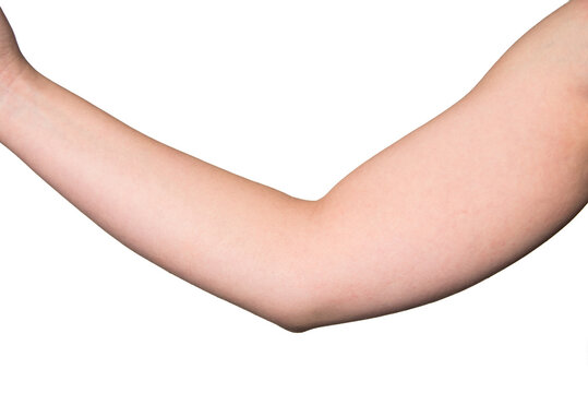 Detalle del codo de un brazo de mujer ligeramente flexionado sobre fondo blanco.