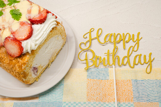 デザート　いちごのロールケーキで誕生日のお祝い