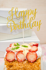 デザート　いちごのロールケーキで誕生日のお祝い
