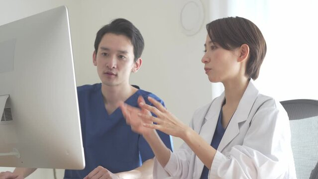 話し合う日本人