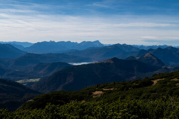 Obraz premium Isolated lake in the mountains ona nice sunny autumn day