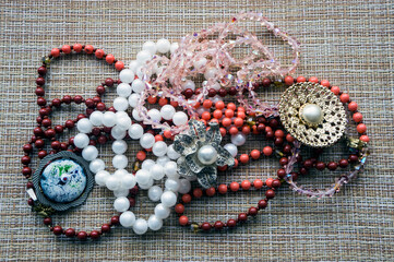 A set of vintage women's jewelry