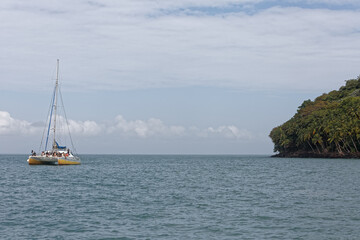 Fototapeta na wymiar Catamaran de tourisme aux îles du Salut en Guyane française.