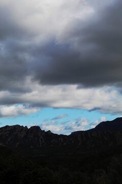 Monta&ntilde;as entre nubes y cielo azul