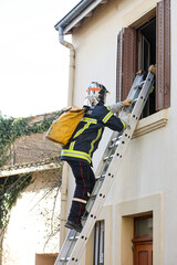 Pompier France monte &agrave; l'&eacute;chelle