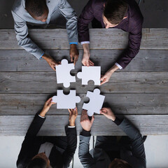Business people assembling jigsaw puzzle - 487137093