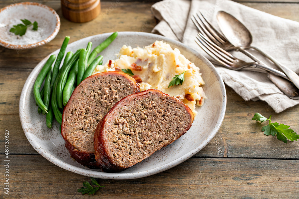 Wall mural Meatloaf with mashed potatoes and green beans