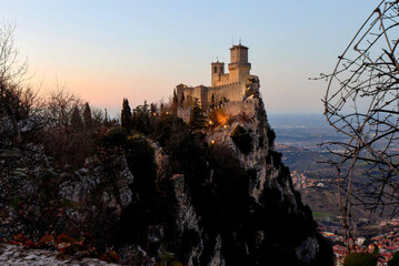 è ormai sera nell'antica repubblica di San Marino