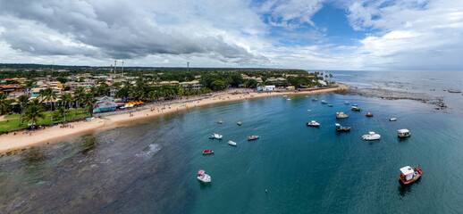 Imagem aérea da praia da Praia do Forte, município de Camaçari, Bahia, Brasil