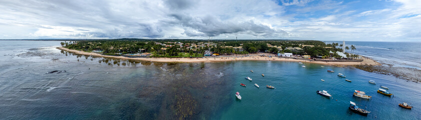 Imagem aérea da praia da Praia do Forte, município de Camaçari, Bahia, Brasil