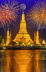 Fototapeta premium The Temple of Dawn Wat Arun Bangkok Temple of dawn wat arun Wat arun under new year celebratio