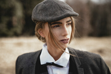 Junge Frau im Dandy-Style in der Wiese