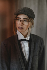 Junge Frau im Dandy-Style