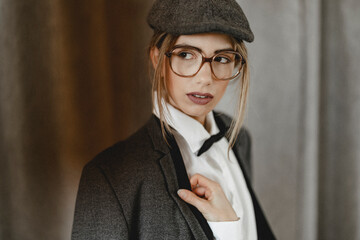 Junge Frau im Dandy-Style