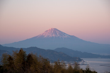 Fototapeta na wymiar 日本平から望む富士山と夕焼け