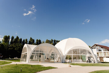 Obraz premium White tent wedding restaurant, Outdoor wedding reception in tent.