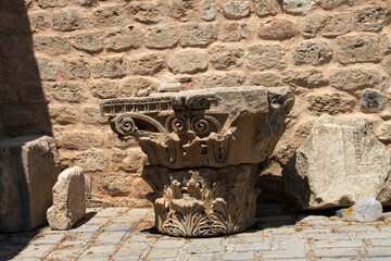capitello in pietra