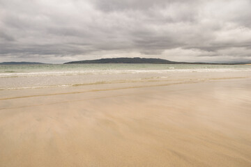 Spiaggia con cielo nuvoloso