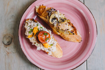 Diferentes canapes variados de pan con cangrejo, jamon y verduras