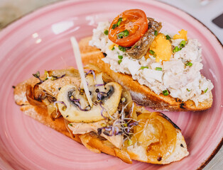 Diferentes canapes variados de pan con cangrejo, jamon y verduras