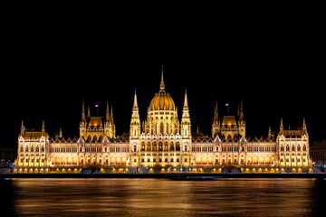 Fototapeta na wymiar Building of parliament om the river Dunai in Budapest 