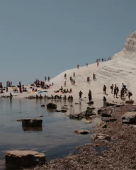 Cercles muraux Scala dei Turchi, Sicile Groupes de personnes - Touristes sur les célèbres falaises de marne blanche d& 39 Agrigente, nommées les marches turques Scala Dei Turchi dans le sud de la Sicile, Italie