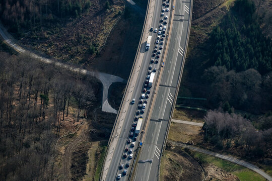 Stau auf der Autobahn A45 kurz vor der gesperrten Rahmetalbr&uuml;cke, NRW, Deutschland