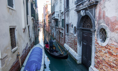 Fototapeta na wymiar in the narrow canals with the gondola in Venice