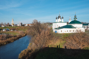 Fototapeta na wymiar Suzdal, Russia - Pyatnitskaya Church and Entrance Jerusalem Church on the banks of the Kamenka River in Suzdal.
