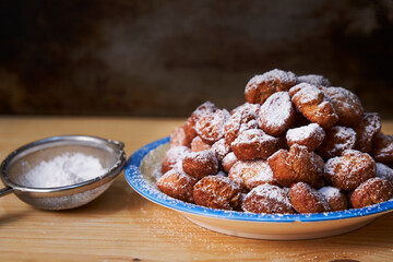 dolci di carnevale con zucchero a velo