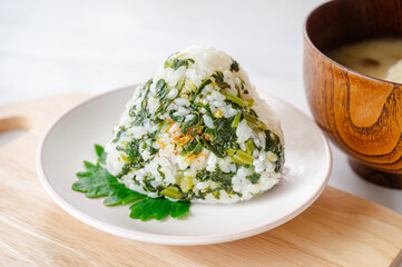 青菜のおにぎりと味噌汁